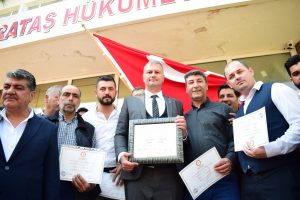 Karataş Belediye Başkanı Necip Topuz Mazbatasını aldı.