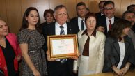 Akay, mazbatasını alıp görevini başladı