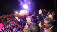 Adana Büyükşehir Belediye Başkanı seçilen Zeydan Karalar yağmur altında halka seslendi.