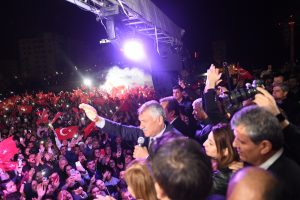 Adana Büyükşehir Belediye Başkanı seçilen Zeydan Karalar yağmur altında halka seslendi.