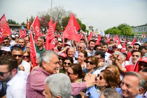 Uzun yıllar sonra bir büyükşehir belediye başkanı emekçilerle yürüdü