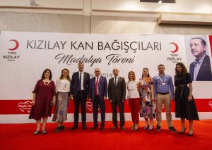 Kızılay’dan koca yürekli bağışçılarına madalya