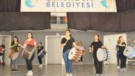 Genç kızların davul tutkusu