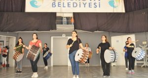Genç kızların davul tutkusu