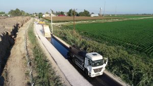 Karataş ilçesi Yüzbaşı-Çavuşlu mahalleleri arasında asfaltlama çalışması