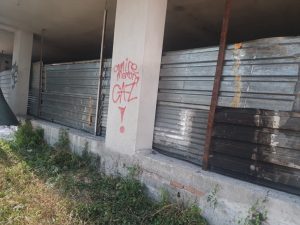 Vatandaşın şikayet ettiği metruk binanın etrafı çevrildi