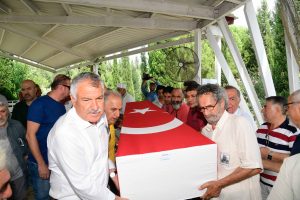 Cengiz Sezici memleketi Adana’da son yolculuğuna alkışlarla uğurlandı