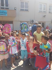 OKULLAR AÇILIRKEN KIZILAY ÖĞRENCİLERİN YANINDA