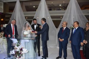 AK Parti il Başkan yardımcısının oğlunun nikahını CHP’li Belediye Başkanı kıydı.