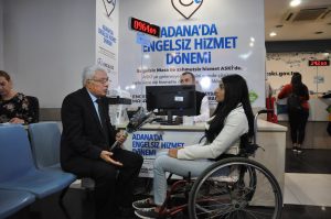 Engelsiz Masa’da engelli vatandaşa hizmet ve çiçek…