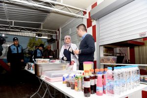 Seyhan denetliyor, çocuklar hep gülüyor