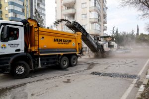 Güneş yüzünü gösterdiğinde, Adana’da yollar asfaltla buluşuyor