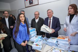 Akay üniversite hazırlık seti dağıttı