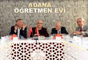 Başkan Akay her kesimi dinliyor