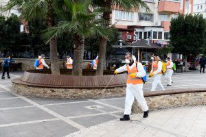 seyhan,sokakları dezenfekte ediyor