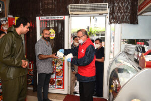 Seyhan, dar sokakta umut dağıttı