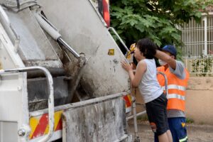 Seyhan hem çöp topluyor, hem gönül yapıyor