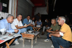 CHP’li Barut ve Sümer, iş bırakan tarım işçileriyle buluştu