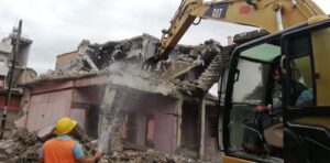 Seyhan tehlike arz eden ve metruk yapıları yıkıyor