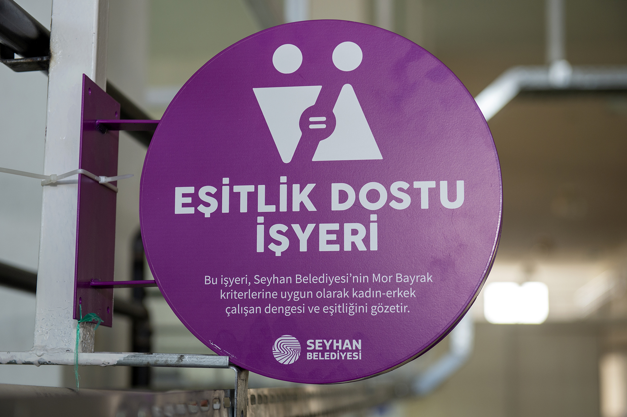 SEYHAN’DA EŞİTLİK DOSTU İŞYERLERİNE ‘MOR BAYRAK’