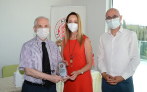 40 ve 50 Yıllık Duayen Hekimlere Plaket