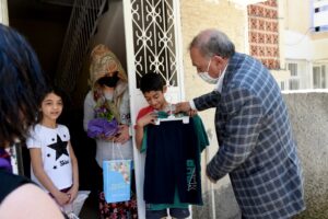 BİLGE BAŞKAN AKAY, BAYRAMDA ÇOCUKLARI SEVİNDİRDİ