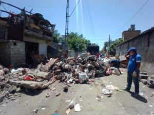 HALK SAĞLIĞINI TEHDİT EDEN ÇÖP EVDEN 6 KAMYON ÇÖP ÇIKARILDI