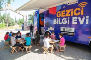 SEYHAN’IN “GEZİCİ BİLGİ EVİ” YOLA ÇIKTI