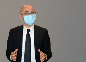 Uzm. Dr. Menteş, “Bayramda öpüşmeyin, uzaktan selamlaşın”