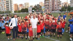Çukurova Belediye Başkanı Soner Çetin, Yaz Futbol Okulunun açılışını yaptı