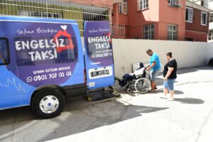 SEYHAN’DAN ENGELLERİ KALDIRAN HİZMET: ENGELSİZ TAKSİ