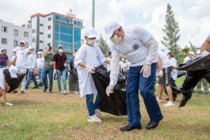 BAŞKAN AKAY GENÇLERLE BİRLİKTE ÇÖP TOPLADI, ‘TEMİZ DÜNYA’ MESAJI VERDİ