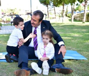 Başkan Soner Çetin güne çocuklarla başladı