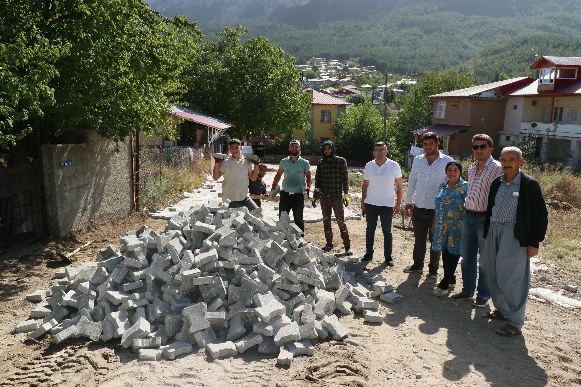 AKÇATEKİR – POZANTI EL ELE YOLLARI PARKELE