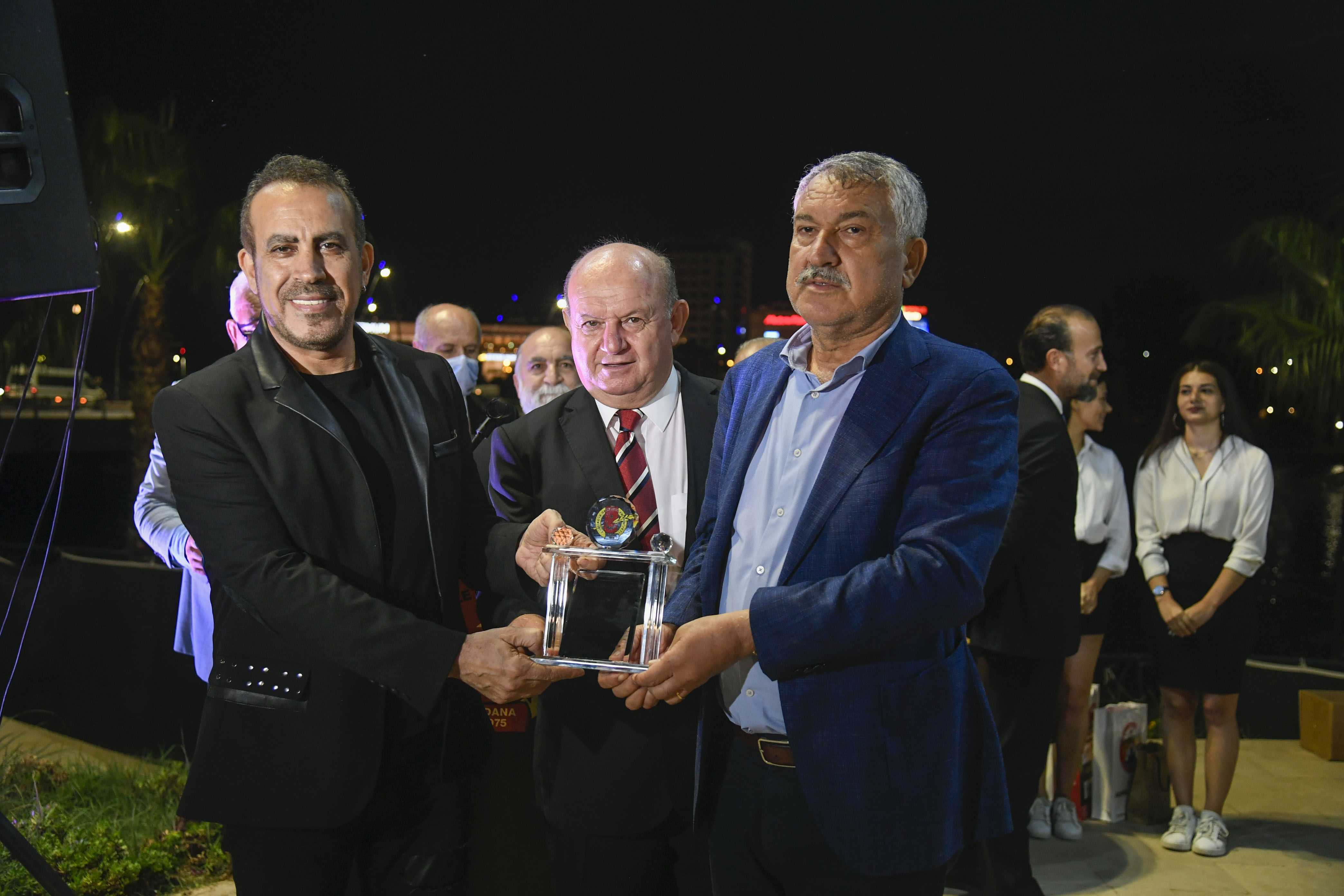 Başkan Zeydan Karalar’dan Haluk Levent’e Onur Ödülü