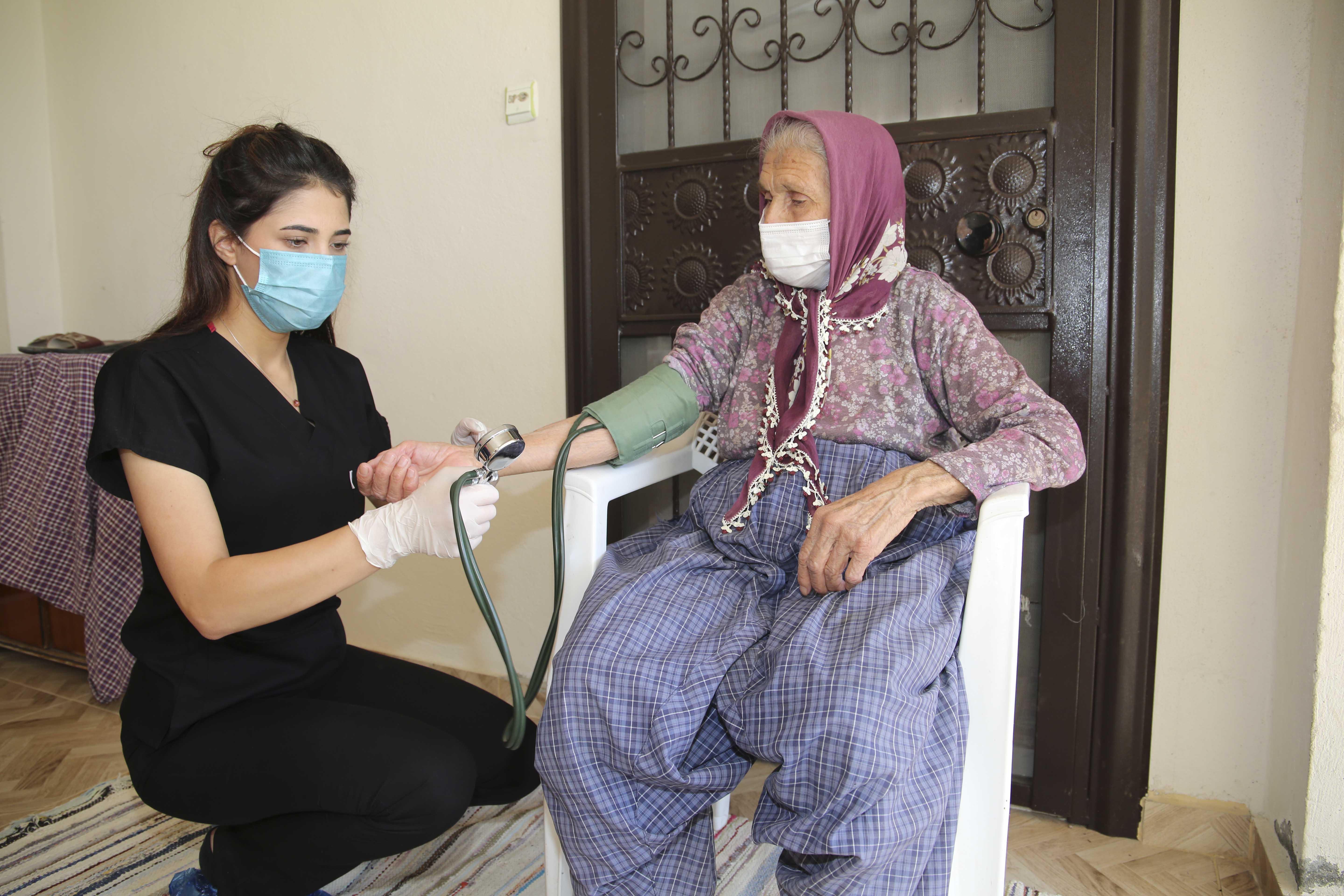 Büyükşehir, evde bakım ve sağlık hizmetine ara vermeden devam ediyor