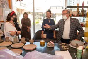 SEYHAN’DA “EŞİTLİK DOSTU” ÜÇ İŞYERİNE DAHA “MOR BAYRAK”