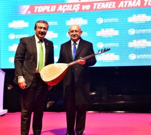 Çukurova Belediye Başkanı Soner Çetin, CHP Liderine bağlama hediye etti﻿