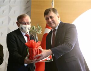 BAŞKAN AKAY, İZMİR’DE KOMPOST ÜRETİMİNİ ANLATTI