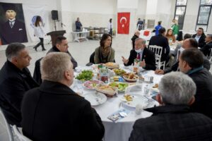 BAŞKAN AKAY SEYHAN KIRSALINDAKİ MUHTARLARLA BİR ARAYA GELDİ
