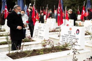 Başkan Akay büyük zaferi kutladı, şehitleri andı