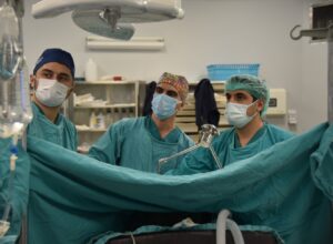 ÖNCE MİDE KANSERİ SONRA KALIN BAĞIRSAK KANSERİNİ ATLATTI