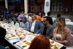 ÜNİVERSİTELİLERDEN BAŞKAN AKAY’A DOĞUM GÜNÜ SÜRPRİZİ