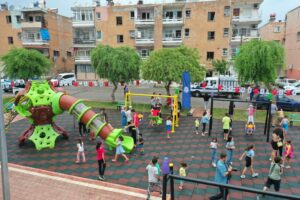 2000 EVLER ÇOCUK PARKINA GÖRKEMLİ AÇILIŞ