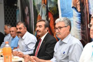 Siyasetçi var farklılıkların yanında olur, siyasetçi var hiç oralı olmaz!
