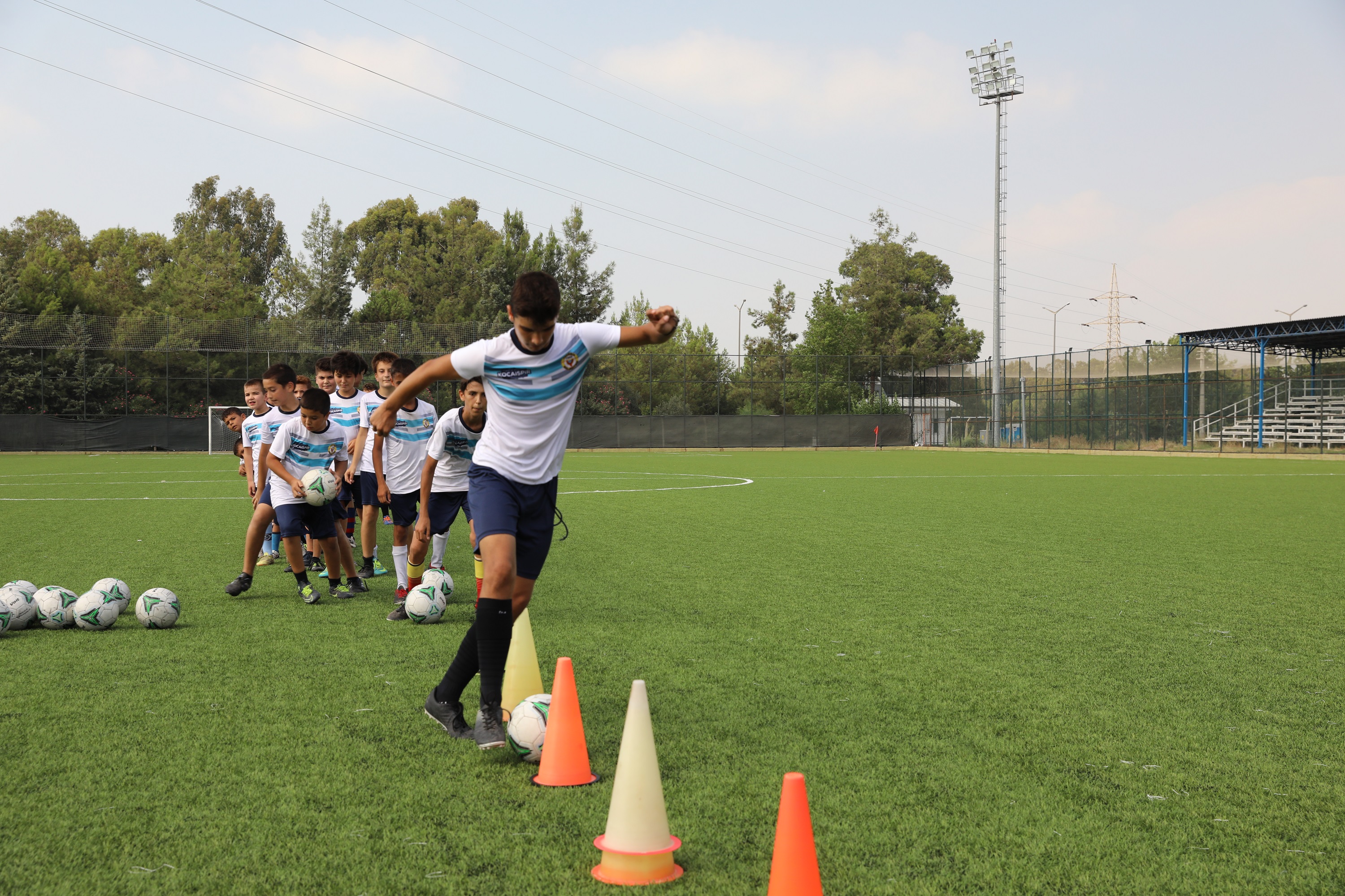 GELECEĞİN FUTBOLCULARI YÜREĞİR’DE YETİŞİYOR