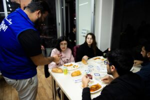 ÜNİVERSİTE ÖĞRENCİLERİNİN AKŞAM YEMEĞİ SEYHAN’DAN
