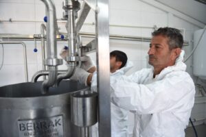SEYHAN’DAN HEM ÜRETİCİYE HEM HALKA DESTEK