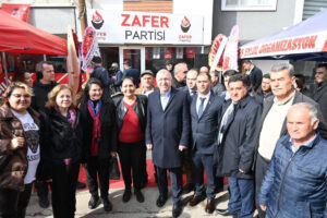 CHP YÖNETİCİLERİ, “SİZİ SEVİYORUZ” DİYEREK ÜMİT ÖZDAĞ İLE FOTOĞRAF ÇEKTİRDİ