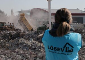 DEPREM AYRI MOLOZ AYRI ÖLDÜRÜYOR